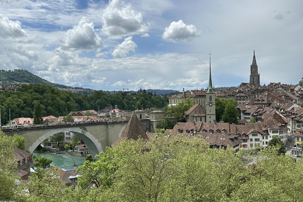 Ruelle pavée et façades à colombages d'un village alsacien fleuri